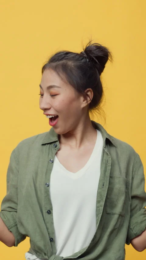 Lady stand over yellow background open palms points away. Vídeo Stock 347192958