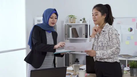 Lady standing in office with expectant supervisor Video stock 149074704