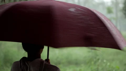 Lady standing with umbrella Stock-Footage 138978496