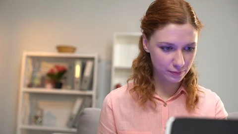 U shunchalik qattiq sikadiki, oyoqlarim boshab ketadi.