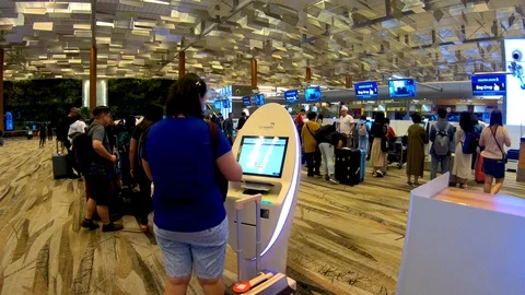  lady traveler Using self check-in kiosk Stock Footage 118787600