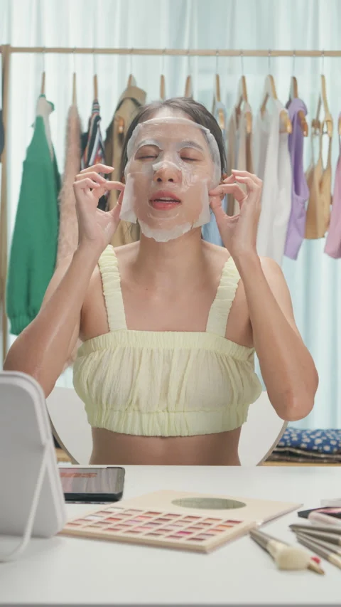 Lady tutorial apply mask sheet put on face show follower review product. 库存影片 336974365