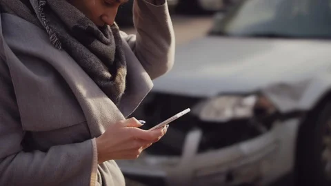 Lady using phone calling insurance agent for car accident claim process. Vídeos de archivo 123081674