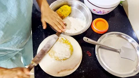 Lady using rolling pin to forms paratha for cooking Vídeos de archivo 301438796