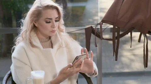 Lady using social network. Stockbeeldmateriaal 117907203