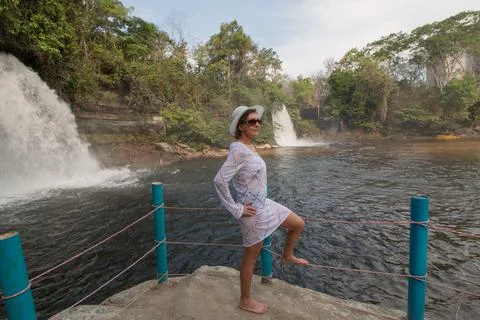 Lady at Waterfall Itapecuru 스톡 사진