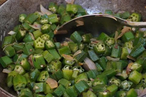 A ladyfingar vegetable making Foto stock