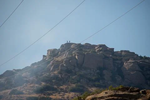 LAFD Firefighter supervisor and Captain oversee brush firefighting efforts in Foto stock
