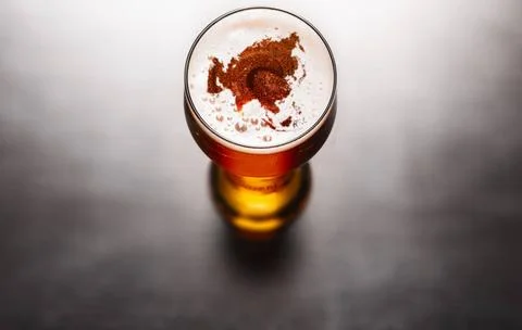 Lager beer on table Global beer concept. World map silhouette on foam in b... Foto stock