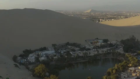 Lagoon in Huacachina Oasis Vídeos de archivo 115201014