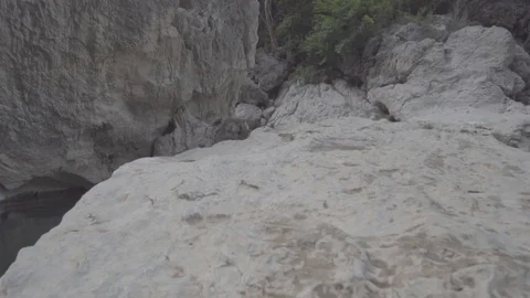 Lagoon Rocks Low Angle Push Through Footage RAW HD 1 Vídeo Stock 95309857