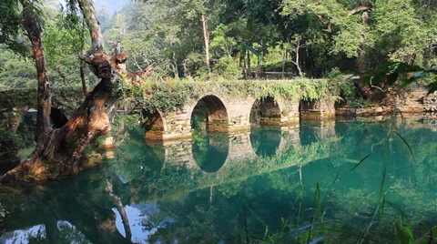 Lake and valley 動画素材 31528391