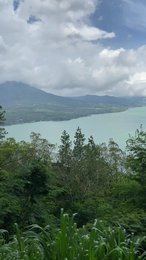Lake in Bali Stockbeeldmateriaal 342998046