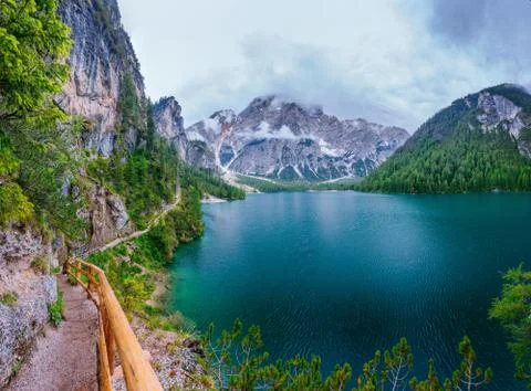 Lake between mountains Stock-Fotos