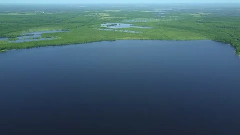 Lake blue in the middle of the forest. 库存影片 137662849