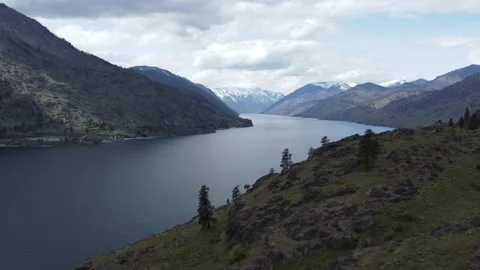 Lake Chelan and Cascade Mountain Range 스톡 동영상 186946340