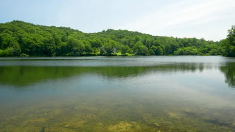 Lake in Cold Spring Harbor New York handheld pan Vídeo Stock 230171030