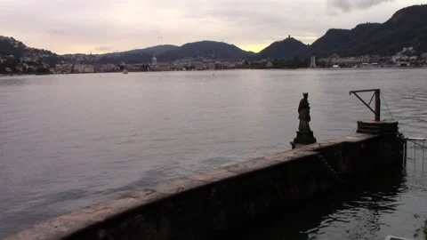 Lake Como with grey sky Vídeo Stock 141283536