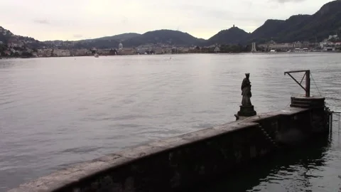 Lake Como with grey sky, with statue overlooking the water Vídeo Stock 141281157