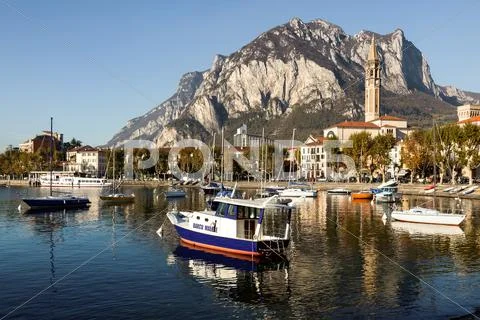 LAKE COMO, ITALY/EUROPE - OCTOBER 29 : Boats at Lake Como Lecco Italy on Octo Stock Photos