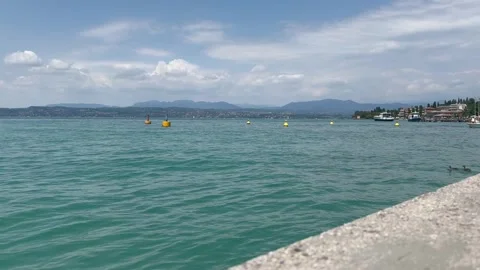 Lake Garda panoramic video with turquoise lake and palm trees. 库存影片 320543472