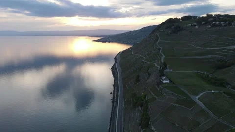 Lake Geneva sunset reflection with vineyard road in Rivaz Lavaux 库存影片 333029419