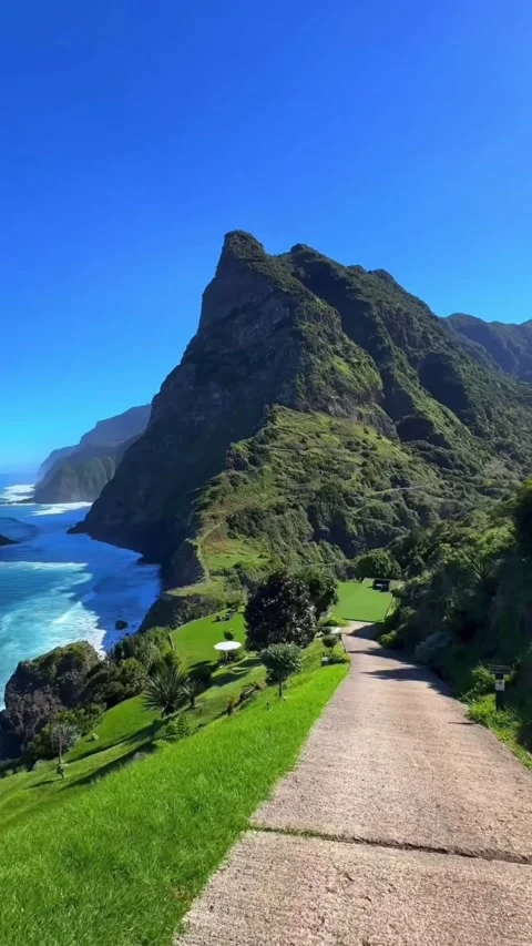 Lake by the Green Summit Stockbeeldmateriaal 330258298