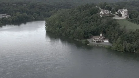 Lake homes with a view Stockbeeldmateriaal 111481739