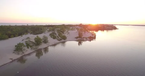 Lake island at sunset  Vídeo Stock 68896180