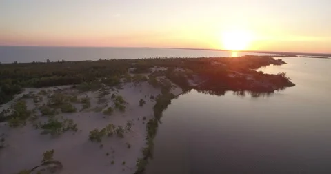 Lake island at sunset  Vídeo Stock 68896237