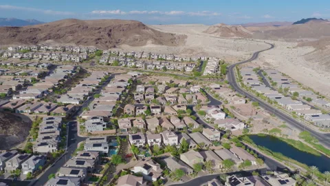 Lake Las Vegas Aerial Pullback View of Golf Course and Hillside Homes 01 Vídeo Stock 334021374