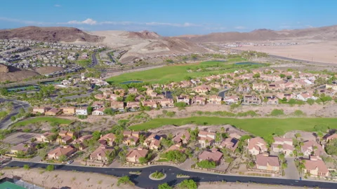 Lake Las Vegas Aerial Pullback View of Golf Course Homes and Desert Mountains 01 Видео 334022034