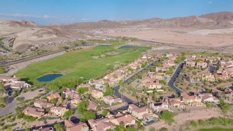 Lake Las Vegas Rotating Aerial View of Golf Course Homes and Desert Mountains 03 스톡 동영상 334022453