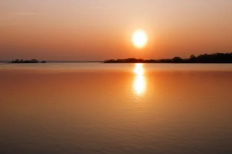 Lake in the light of setting sun in spring evening Foto stock