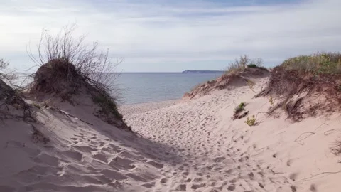 Lake Michigan Sand Dune Path. Low Altitude Drone Footage 動画素材 199674571