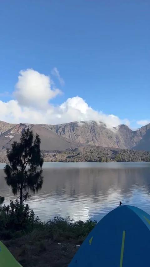 A Lake in the Middle of the Mountains Vídeo Stock 276165219