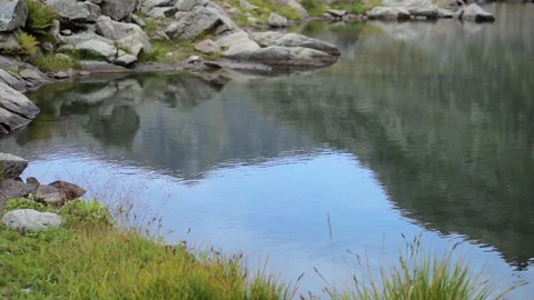 Lake in mountain panoramic view. Crystal clear calm watering 库存影片 87477968