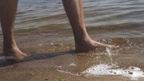 Lake, river, water, beach, weak waves, the foam of the waves, feet on the sand Vidéo 163679178