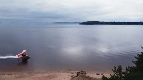 Lake, sandy coast, cloudy day, a seaplane accelerates through the water Vidéo 163679074