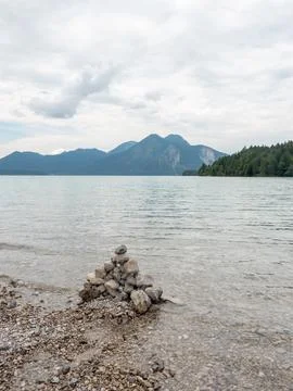Lake shore. Balanced stones stack. Near Alps peak Foto stock