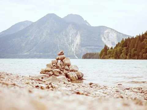 Lake shore. Balanced stones stack. Near Alps peak Foto stock