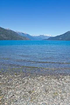 Lake side with mountain range in the background close to El Bolsn. Perfect .. Foto stock