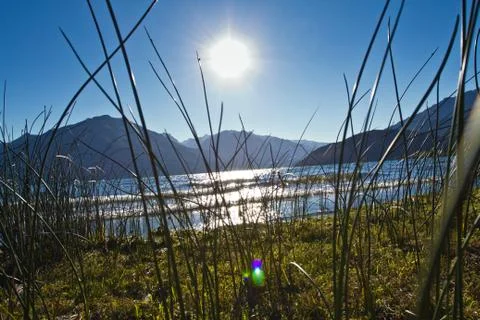 Lake side with mountain range in the background close to El Bolsn. Perfect .. Foto stock
