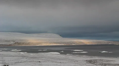 Lake in a snowy environment. Видео 69068015