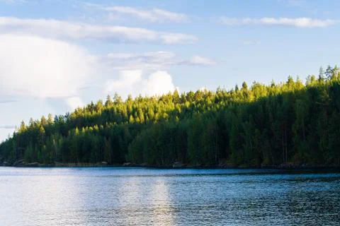 Lake summer view with reflection of clouds on water, Finland Foto stock