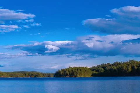 Lake summer view with reflection of clouds on water, Finland Foto stock