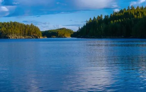 Lake summer view with reflection of clouds on water, Finland Foto stock