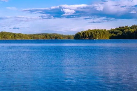 Lake summer view with reflection of clouds on water, Finland Foto stock