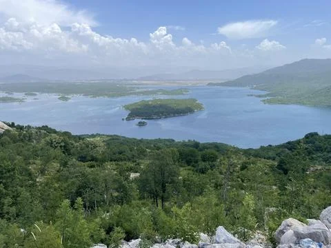 Lake surrounded by mountains. Foto stock