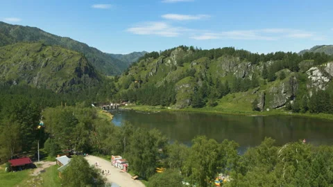 A lake surrounded by trees and mountains 库存影片 92849779